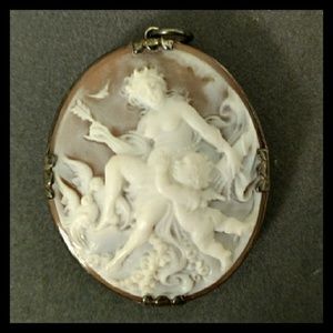 🕊Vtg. Exquisite Victorian Era Shell Cameo Pendant